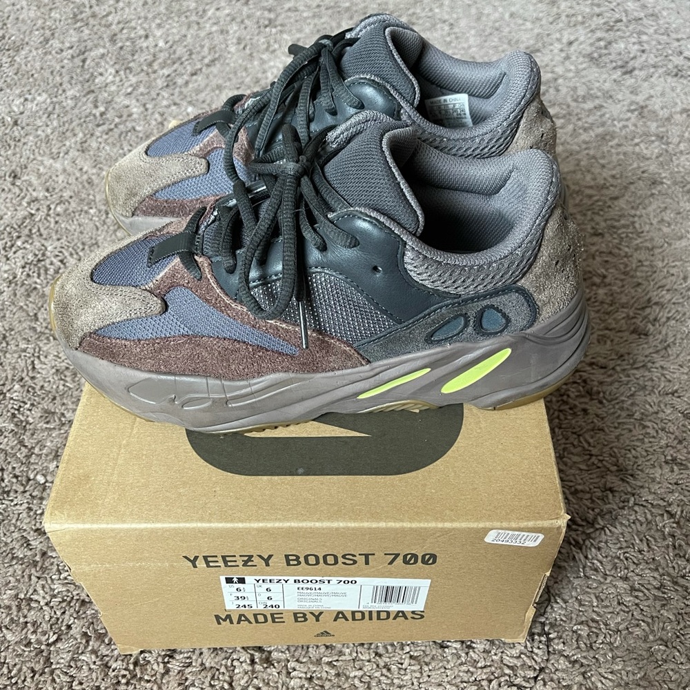 Yeezy Boost 700 Mauve 6.5